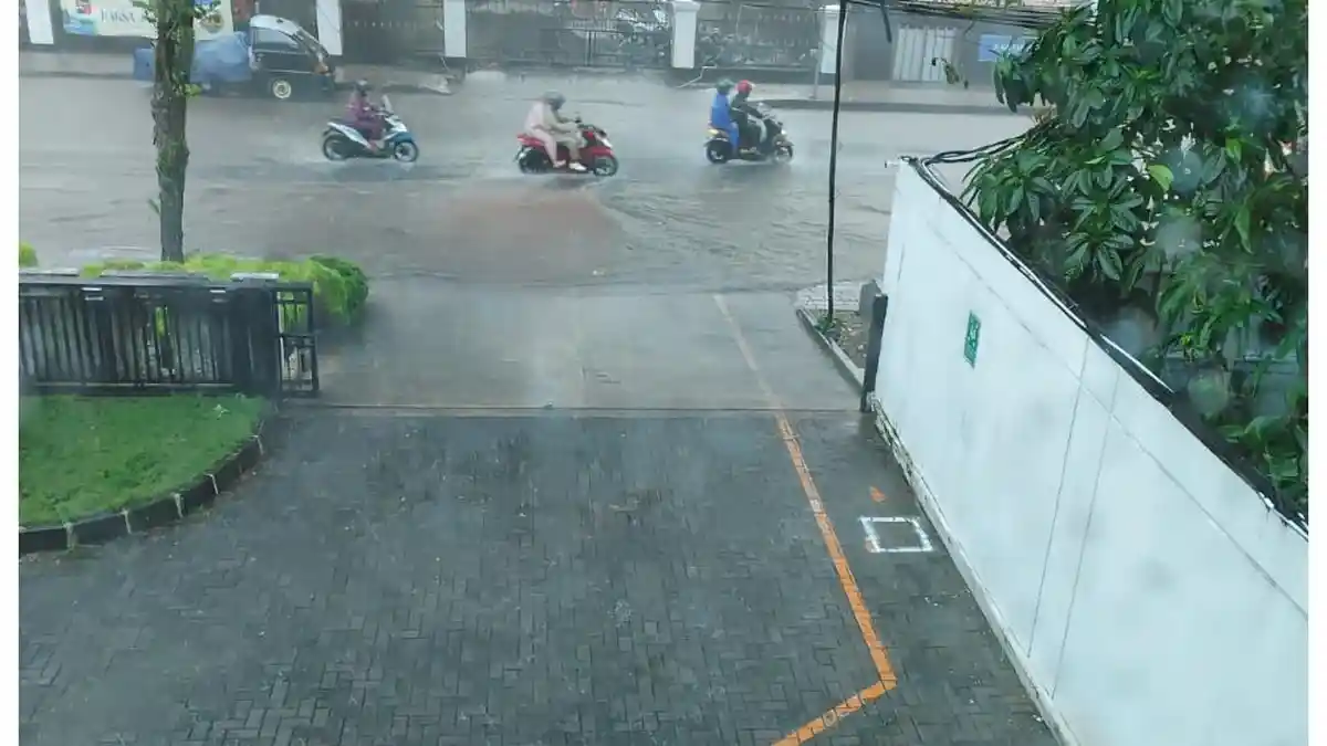 Suasana langit mendung dan aktivitas warga di jalanan Jakarta