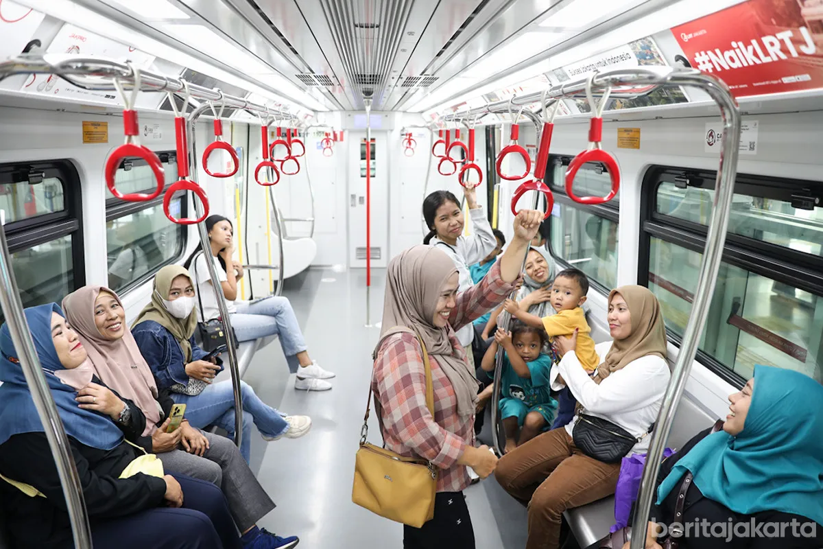 Suasana operasional LRT Kelapa Gading Manggarai di Jakarta