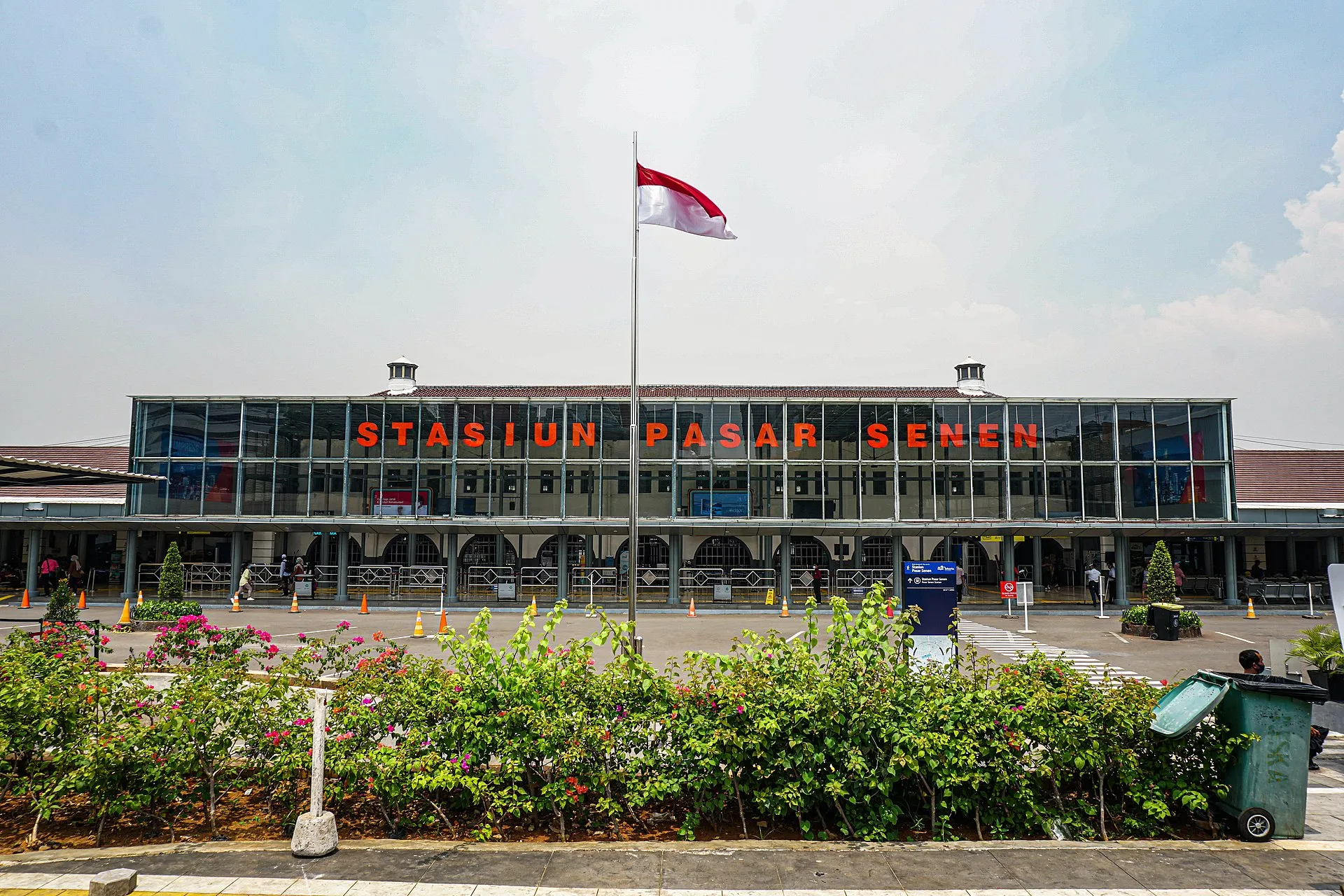Suasana padat penumpang di Stasiun Pasar Senen Jakarta Pusat akibat pengalihan moda transportasi