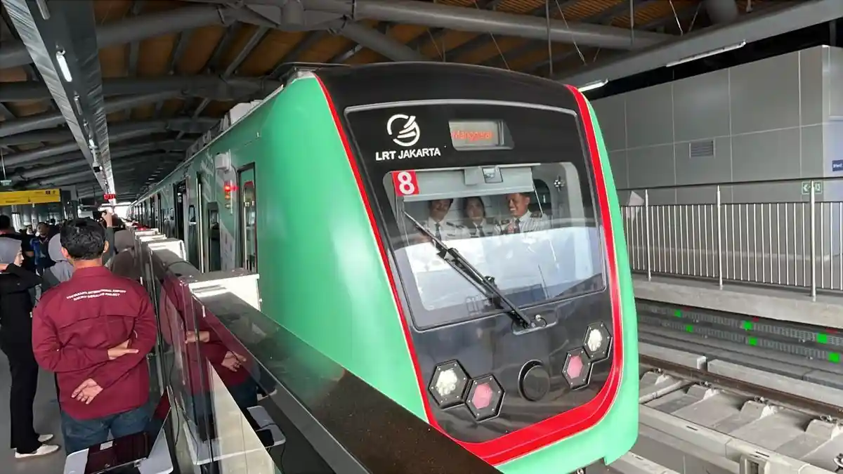 Suasana penumpang LRT Jakarta rute Kelapa Gading Manggarai