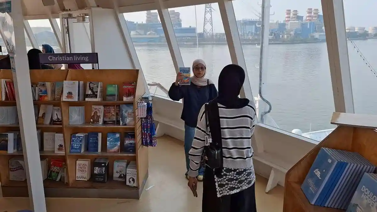 Suasana ramai pengunjung di pameran buku terapung MV Doulos Hope Pelabuhan Tanjung Priok