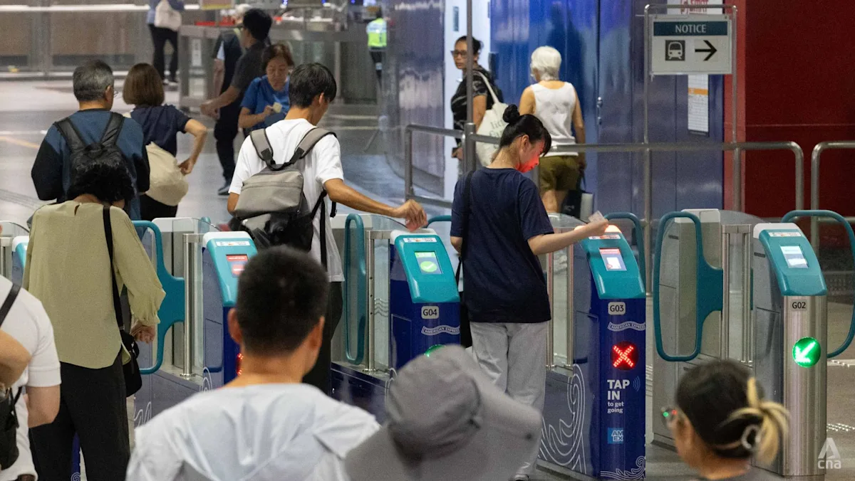 Suasana stasiun MRT di Singapura dengan para penumpang yang sedang beraktivitas