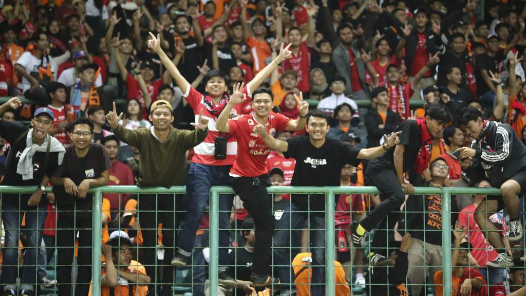 Suporter Persija Jakarta The Jakmania bersorak di stadion mendukung tim kesayangan