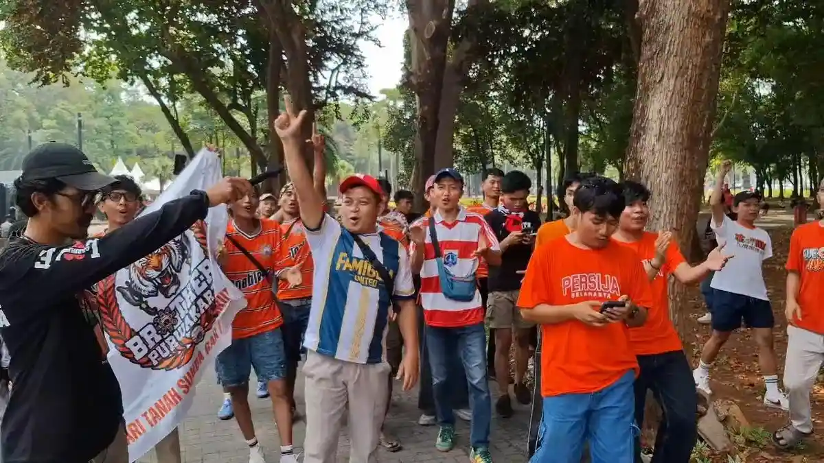 Suporter The Jakmania Purwakarta tiba di SUGBK jelang laga Persija vs Persib