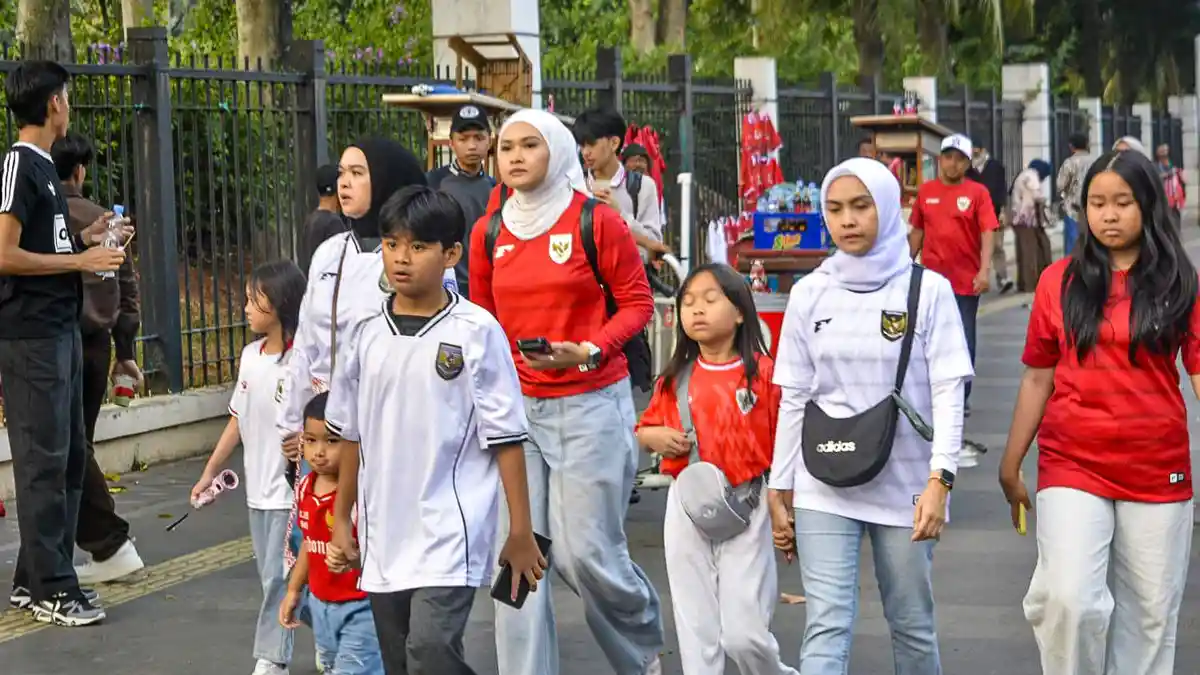 Suporter Timnas Indonesia memadati kawasan Stadion GBK jelang laga melawan Singapura