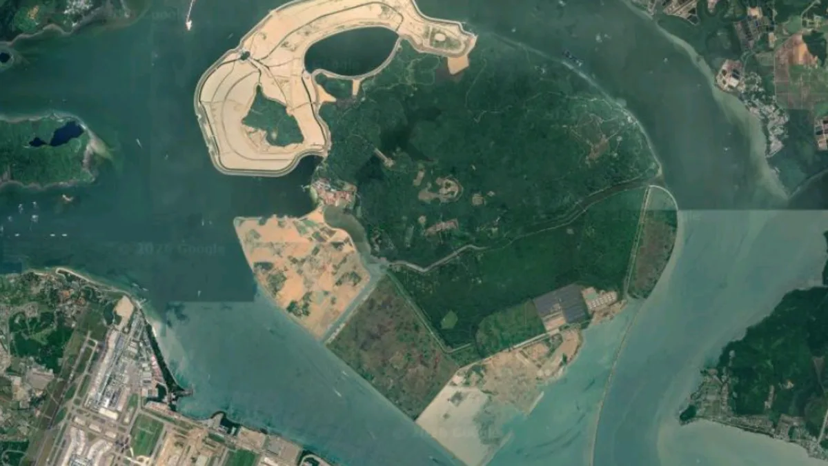 Tampilan citra satelit Google Maps wilayah Pulau Tekong Singapura