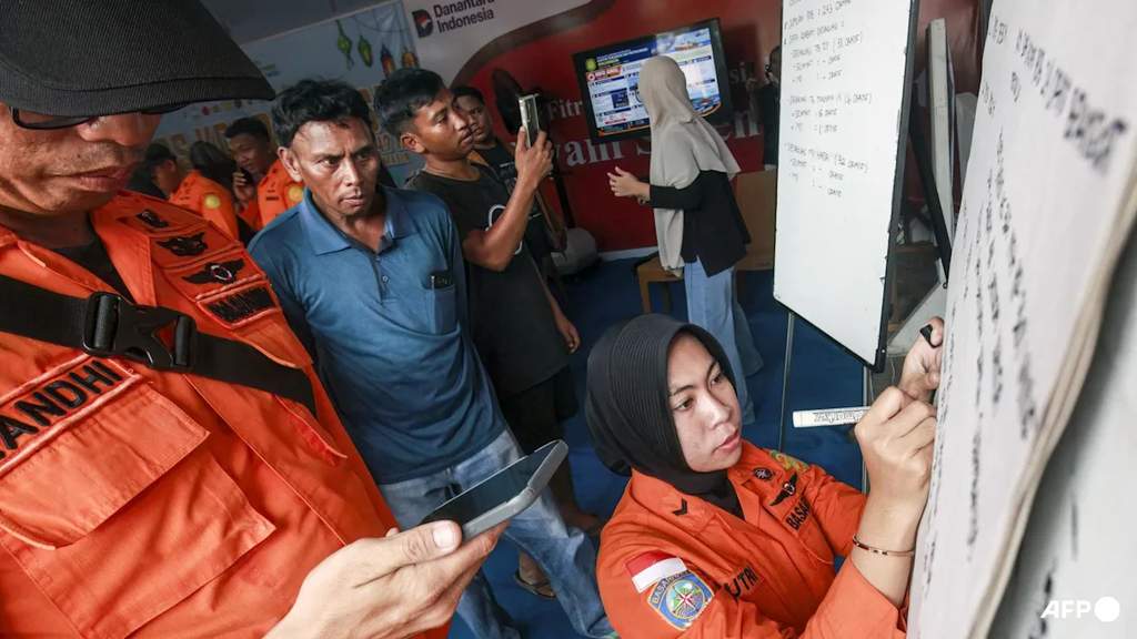 Tim Basarnas mencatat data korban feri tenggelam di Pelabuhan Trisakti Bandarmasih Banjarmasin