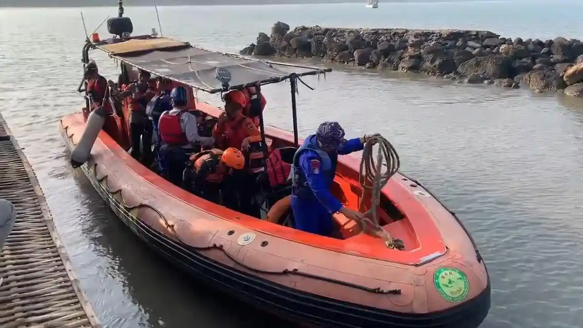 Tim SAR gabungan saat melakukan operasi pencarian korban hilang di perairan Selat Sunda