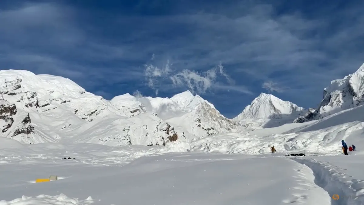 Tim SAR melakukan pencarian korban longsor salju di base camp Himlung Nepal