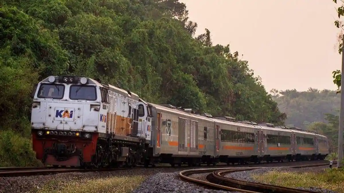 Truk box melintang di rel kereta api Bekasi Tambun