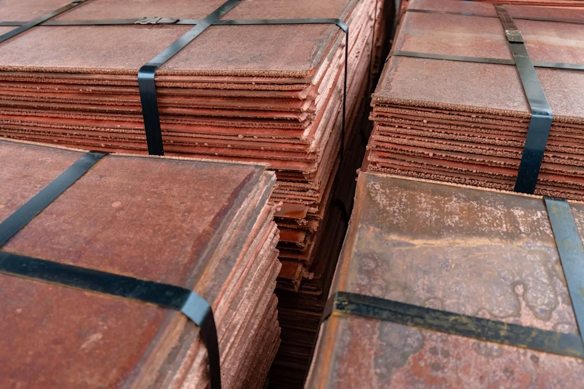 Tumpukan batangan tembaga murni di gudang penyimpanan London Metal Exchange