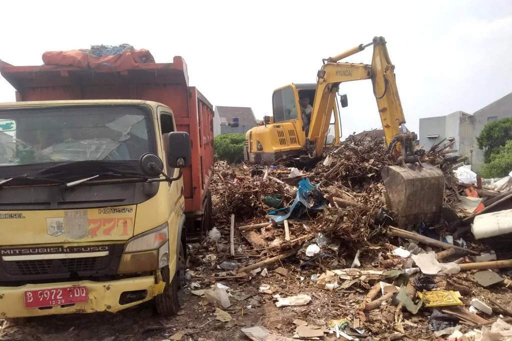 Tumpukan sampah di Kramat Jati dibersihkan Sudin LH Jakarta Timur