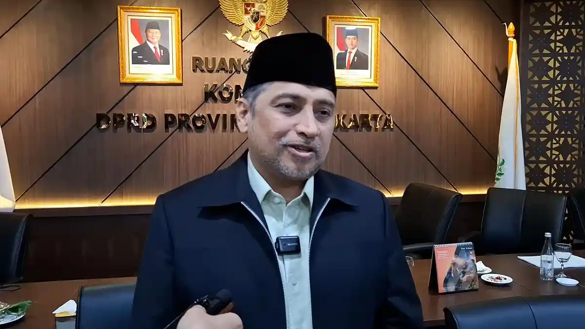 Warga Jakarta antre mengurus administrasi bantuan sosial dan data desil di kantor kelurahan